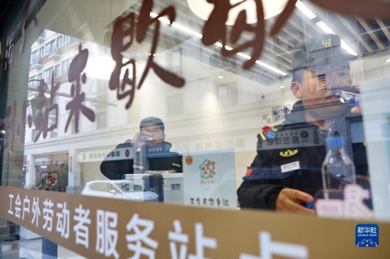 12月16日，戶外工作者在浙江省嘉興市南湖區(qū)丁家橋社區(qū)個性化“惠工小站”休息。