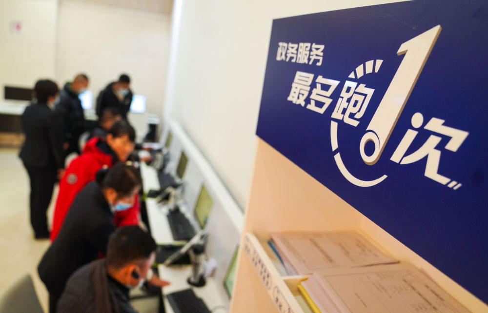 在吉林省長春市二道區(qū)政務(wù)服務(wù)中心輔助填報區(qū)，市民在工作人員的輔助下進(jìn)行事項填報（2020年11月23日攝）。新華社記者 許暢 攝