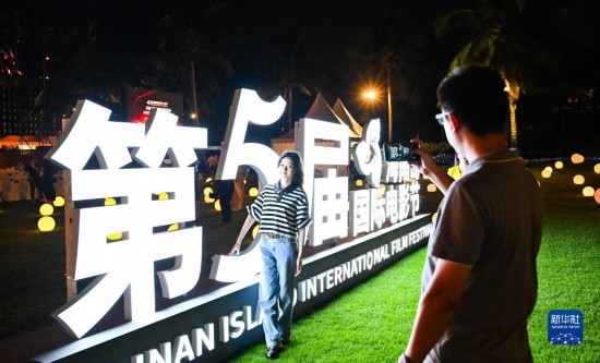 12月16日，觀眾在第五屆海南島國際電影節(jié)開幕式現(xiàn)場拍照留念。