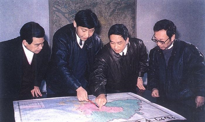 1991年12月，習(xí)近平與同事討論福州市戰(zhàn)略規(guī)劃設(shè)想。