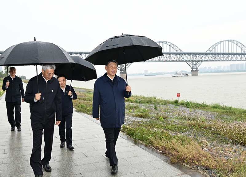 2023年10月10日，習(xí)近平總書記在江西長(zhǎng)江國(guó)家文化公園九江城區(qū)段冒雨考察。