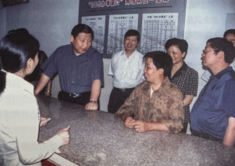 2003年6月，習(xí)近平在浙江金華市磐安縣新渥鎮(zhèn)“365辦事窗口”調(diào)研。