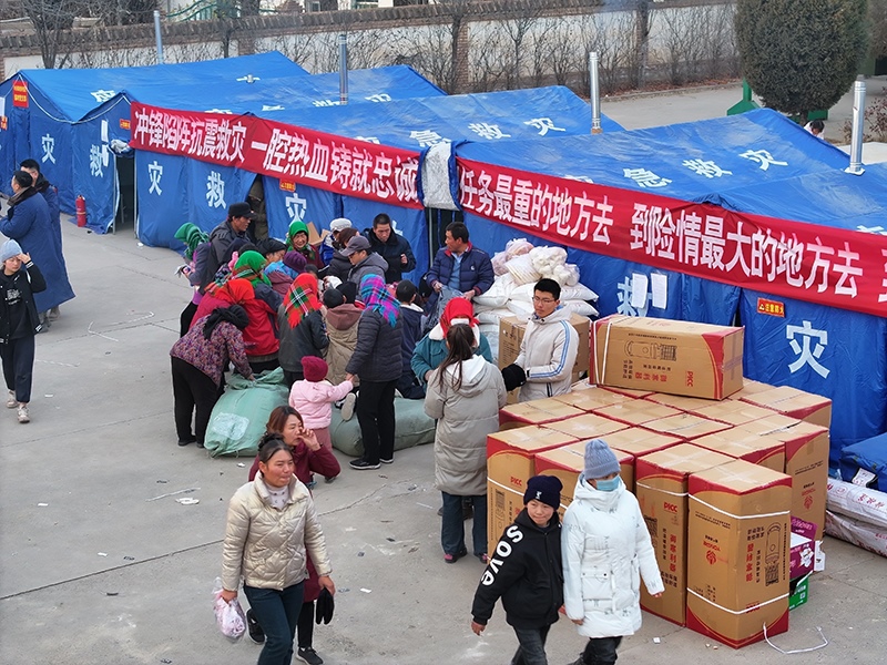草灘村安置點外。賀勇攝。