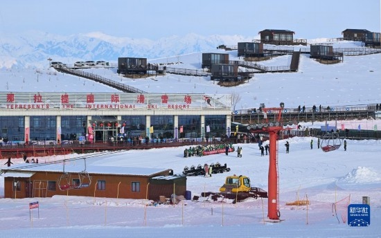 隨著新雪季的到來(lái)，那拉提國(guó)際滑雪場(chǎng)迎來(lái)眾多游客（(12月21日攝）。
