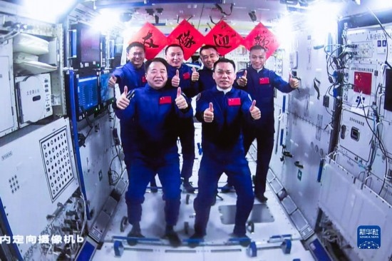 這是2023年10月26日在北京航天飛行控制中心拍攝的神舟十六號(hào)航天員乘組與神舟十七號(hào)航天員乘組“全家?！?。 新華社發(fā)（韓啟揚(yáng) 攝）