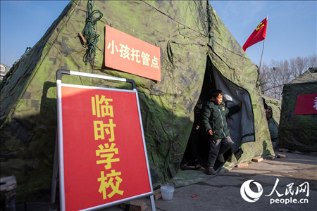 12月22日，在積石山縣大河家鎮(zhèn)大河村安置點(diǎn)，陸軍76集團(tuán)軍某旅搭建的“臨時(shí)學(xué)校”成為小朋友的“加油站”。人民網(wǎng)記者 翁奇羽攝
