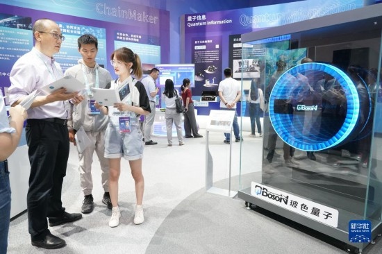 這是2023年5月26日在北京中關(guān)村國家自主創(chuàng)新示范區(qū)展示中心拍攝的100量子比特相干光量子計(jì)算機(jī)（模型）。 新華社記者 任超 攝