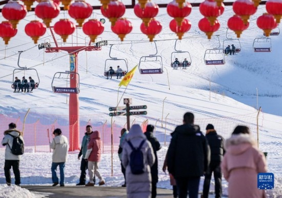 12月21日，那拉提國(guó)際滑雪場(chǎng)迎來(lái)眾多游客。