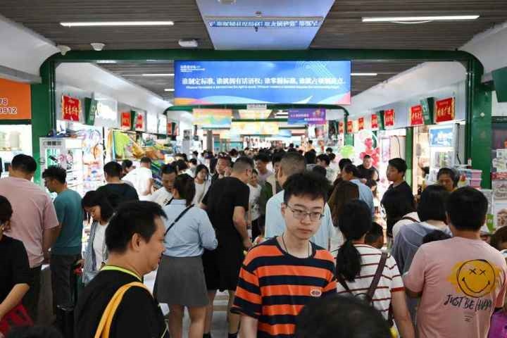 國慶長假期間，“世界超市”摩肩接踵。共享聯(lián)盟·義烏 吳峰宇 攝