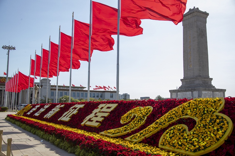 2022年10月16日，北京，中國共產(chǎn)黨第二十次全國代表大會開幕，人民大會堂外紅旗飄揚。