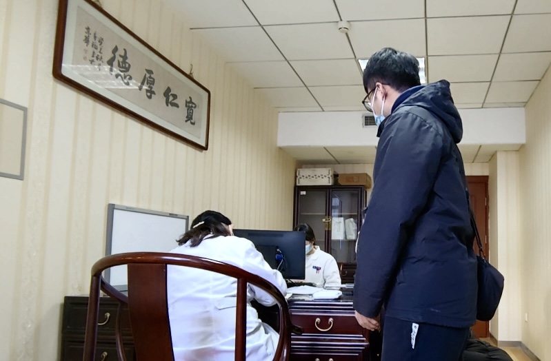 陪診師大飛陪同來京就診的患者在醫(yī)院?jiǎn)栐\。人民網(wǎng)記者 任妍攝