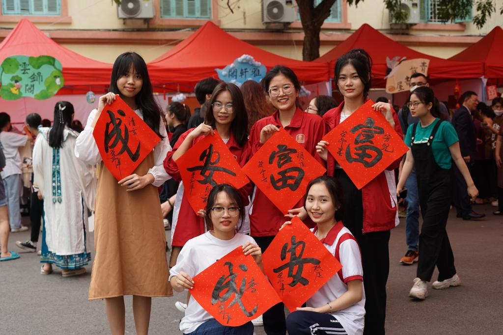 2023年4月21日，在越南河內(nèi)大學孔子學院，越南大學生展示漢字書法作品。新華社記者胡佳麗攝