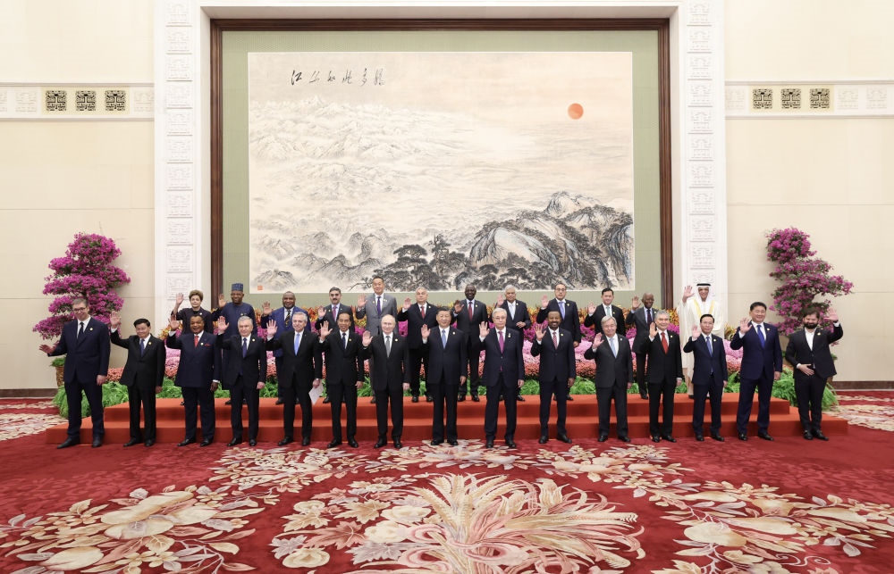 10月18日上午，國(guó)家主席習(xí)近平在北京人民大會(huì)堂出席第三屆“一帶一路”國(guó)際合作高峰論壇開(kāi)幕式并發(fā)表題為《建設(shè)開(kāi)放包容、互聯(lián)互通、共同發(fā)展的世界》的主旨演講。這是會(huì)前，習(xí)近平同出席高峰論壇的外國(guó)國(guó)家元首、政府首腦和國(guó)際組織負(fù)責(zé)人等國(guó)際貴賓集體合影。新華社記者 黃敬文 攝