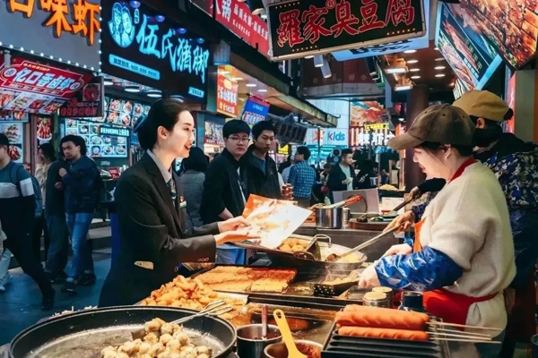 當(dāng)?shù)劂y行工作人員向個(gè)體經(jīng)營者介紹金融服務(wù)。受訪者供圖