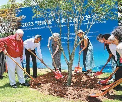 6月，2023“鼓嶺緣”中美民間友好論壇在福建省福州市舉辦。圖為出席“鼓嶺之友”座談會(huì)的中美各界人士在鼓嶺共同植樹(shù)留念。