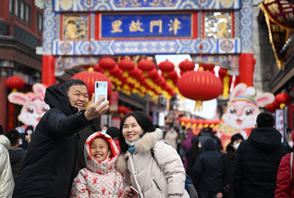 2023年1月26日，農(nóng)歷大年初五，游客在天津古文化街留影。新華社記者 趙子碩 攝