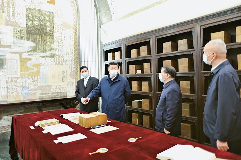 2023年6月1日，習(xí)近平總書記在中國國家版本館考察時，在蘭臺洞庫了解館藏精品版本保存情況。
