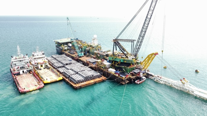 印尼拉維拉維項目52英寸海管拖拉頭準確抵達登陸點。主辦方供圖