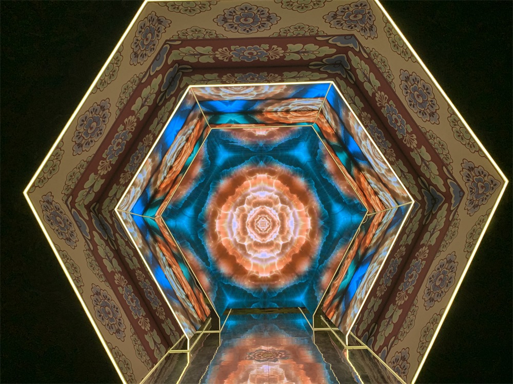 中國(guó)國(guó)家博物館“華彩萬象——石窟藝術(shù)沉浸體驗(yàn)”現(xiàn)場(chǎng)。人民網(wǎng)記者 韋衍行攝