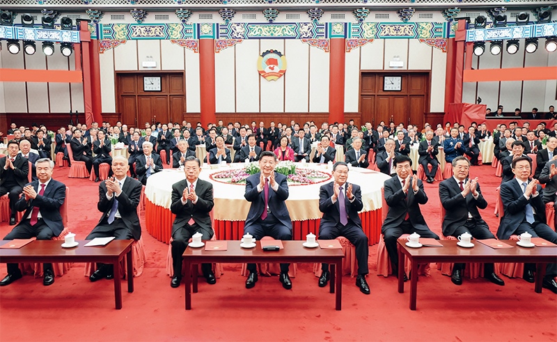 2023年12月29日，全國政協(xié)在北京舉行新年茶話會。黨和國家領(lǐng)導(dǎo)人習(xí)近平、李強、趙樂際、王滬寧、蔡奇、丁薛祥、李希、韓正出席茶話會并觀看演出。 新華社記者 鞠鵬/攝
