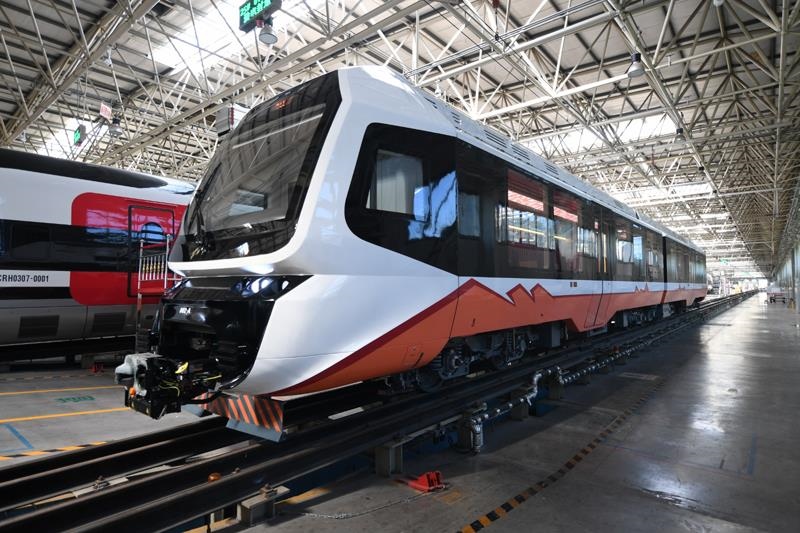 △2023年6月6日，中國(guó)中車(chē)出口阿根廷新能源輕軌車(chē)輛首列車(chē)在中車(chē)唐山公司下線。