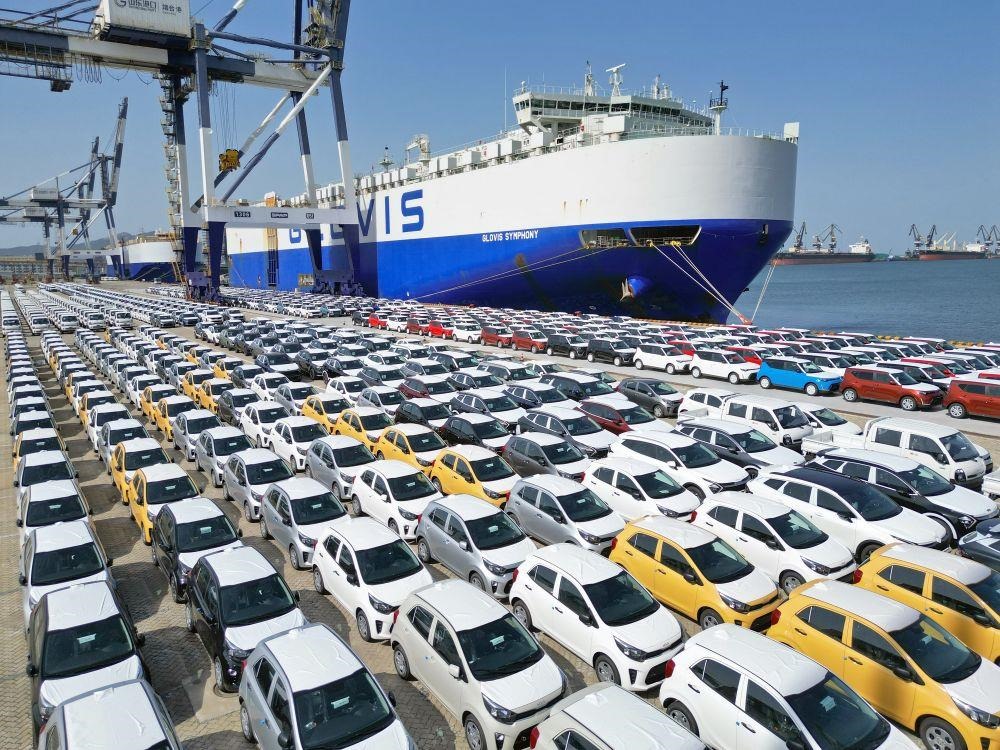 △2023年7月5日，大批出口商品車(chē)集結(jié)山東煙臺(tái)港準(zhǔn)備通過(guò)汽車(chē)滾裝船發(fā)運(yùn)。