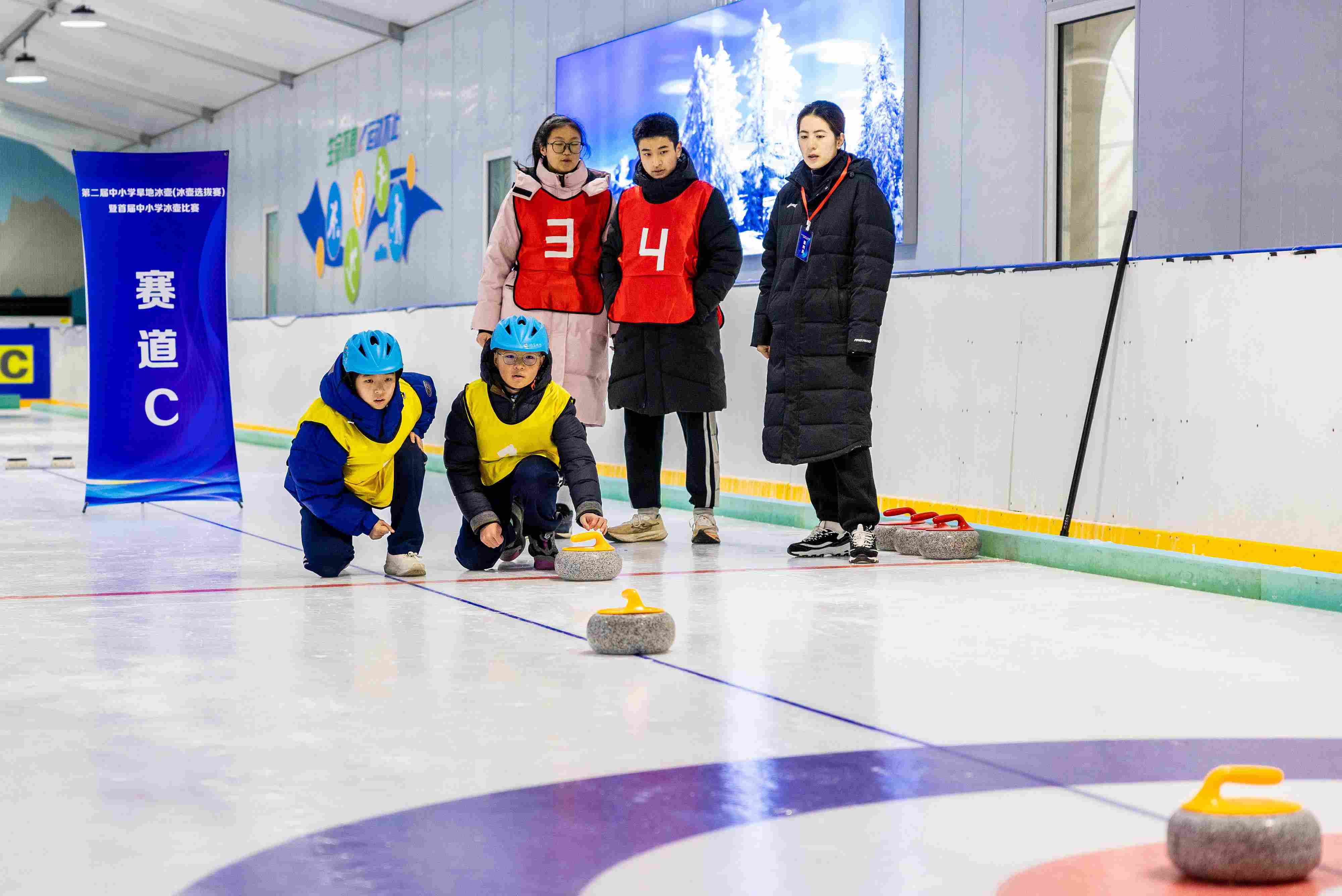 2023年12月10日，參賽選手在呼和浩特首屆中小學(xué)冰壺比賽中投擲冰壺。