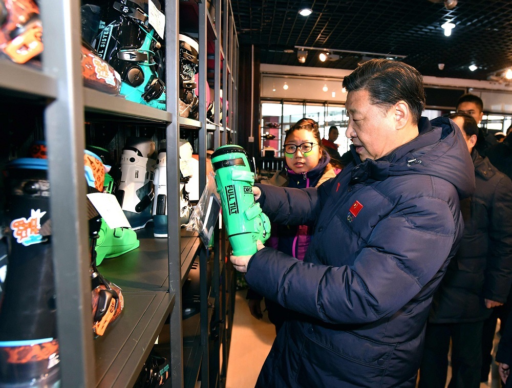 2017年1月23日，習(xí)近平總書記在河北省張家口市云頂滑雪場(chǎng)雪具大廳了解各式雪具的不同功用。