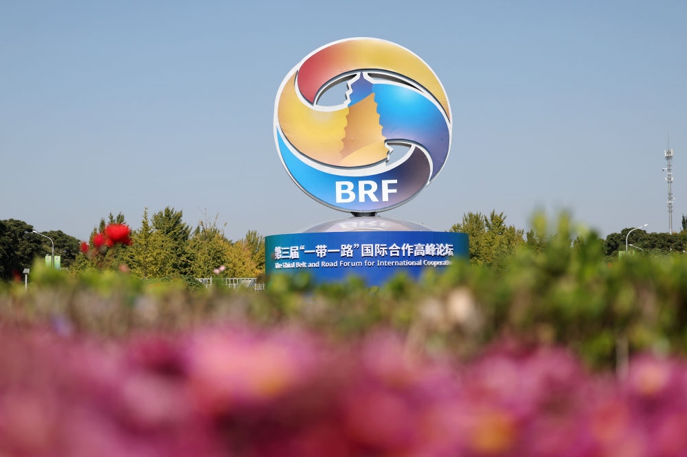 這是在北京市北土城路附近拍攝的“一帶一路”國際合作高峰論壇景觀布置（2023年10月16日攝）。新華社記者 陳斌 攝