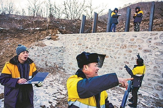 1月15日，門頭溝區(qū)妙峰山鎮(zhèn)，來自中國鐵路北京局的單秀松（左二）與同事正在鐵路線上進(jìn)行防洪隱患排查工作。