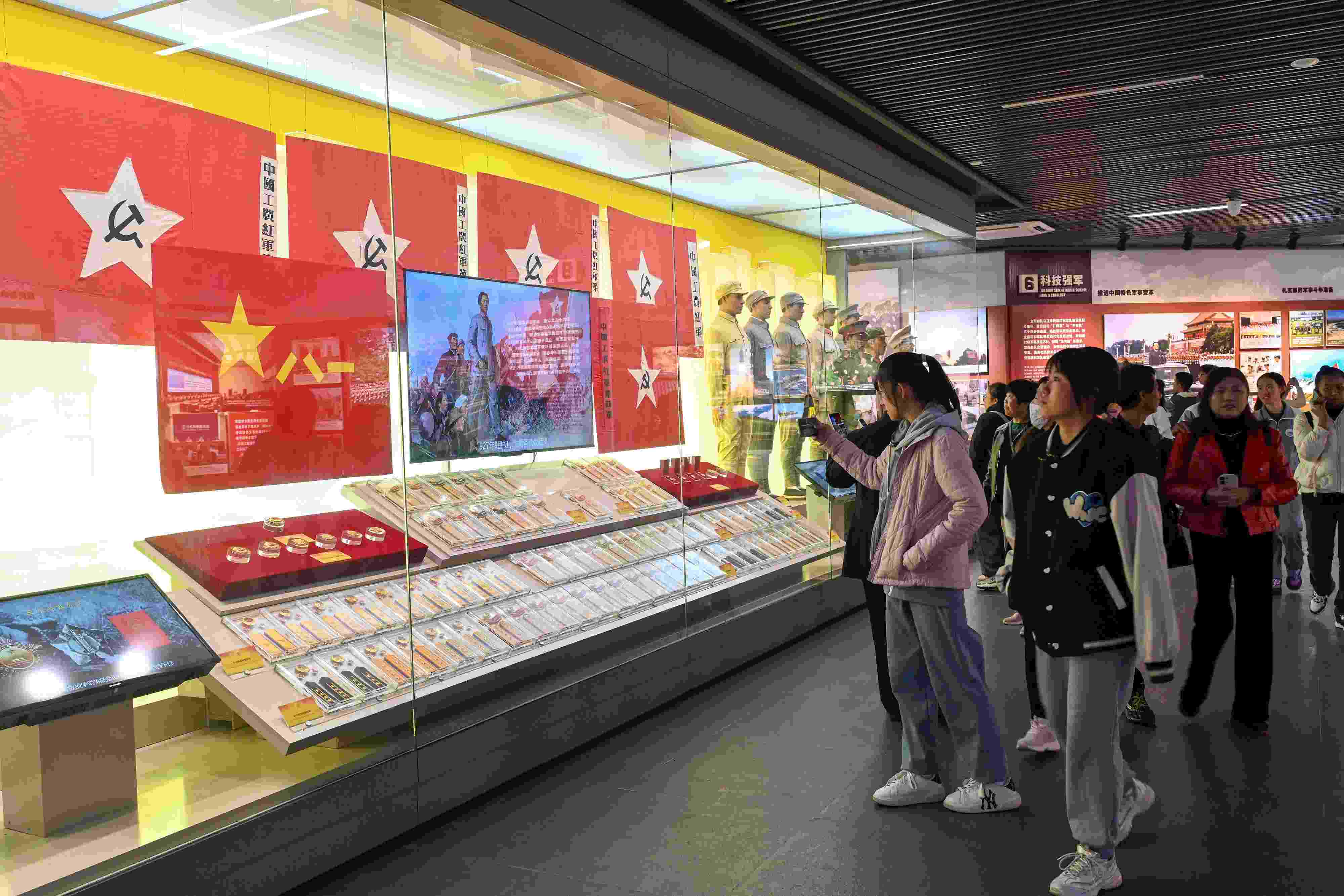 2023年11月15日，游客游覽參觀南昌八一起義紀(jì)念館，感受體驗紅色文化的教育。