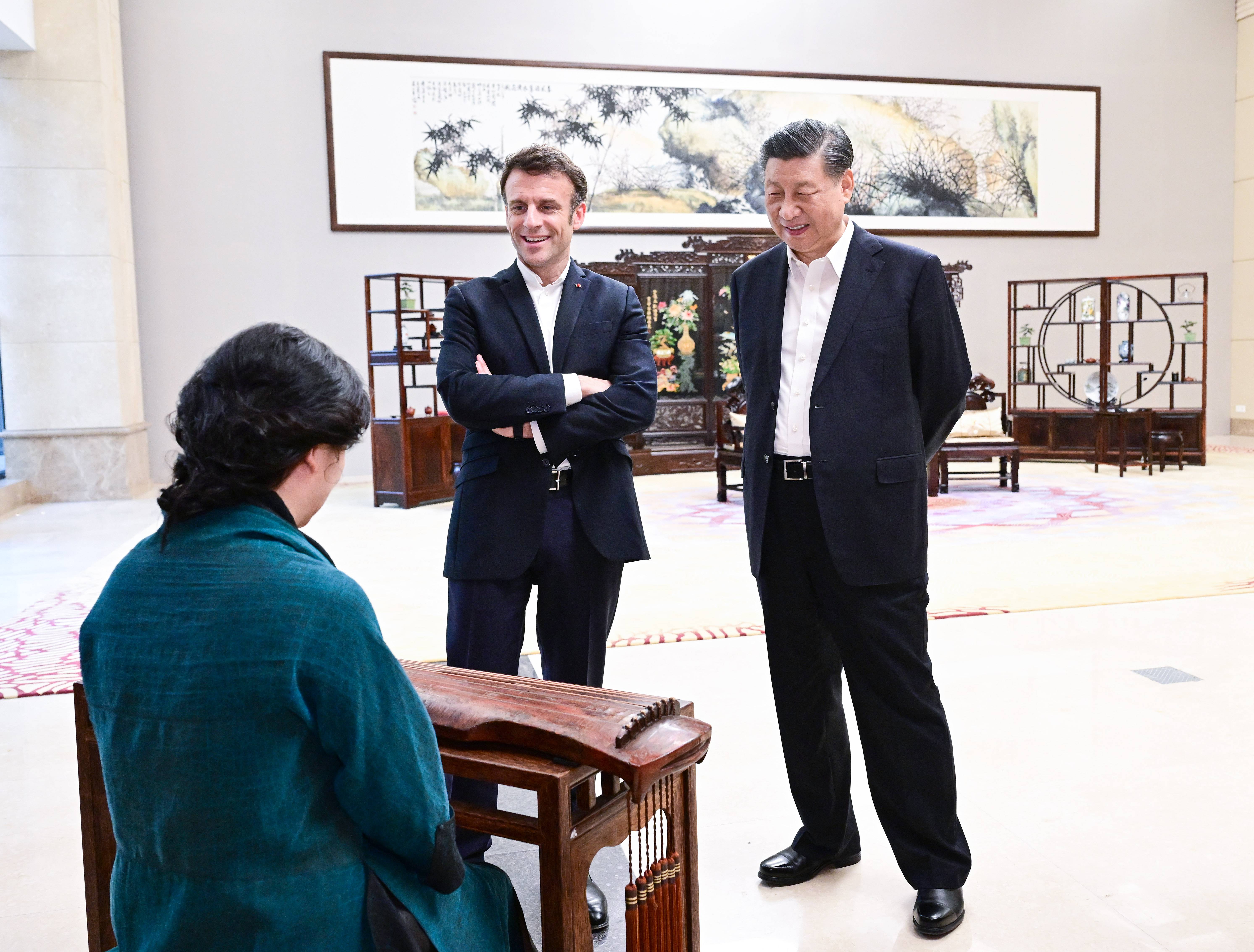 2023年4月7日，習(xí)近平主席在廣東省廣州市松園同法國總統(tǒng)馬克龍舉行非正式會(huì)晤。這是兩國元首在白云廳欣賞古琴演奏。