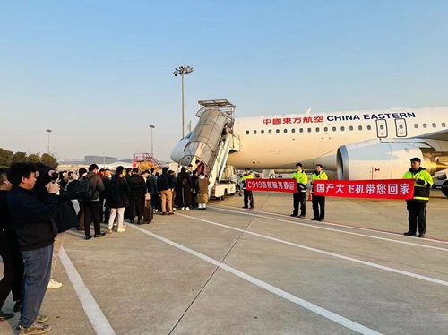 2024春運(yùn)第一天，東航4架C919大飛機(jī)全部投入商業(yè)運(yùn)營。東航供圖