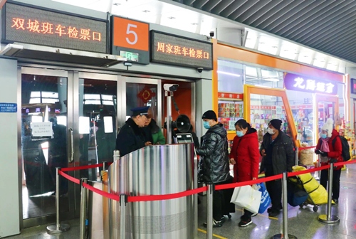 哈西公路客運(yùn)站內(nèi)旅客檢票排隊(duì)上車。黑龍江省交通運(yùn)輸廳供圖