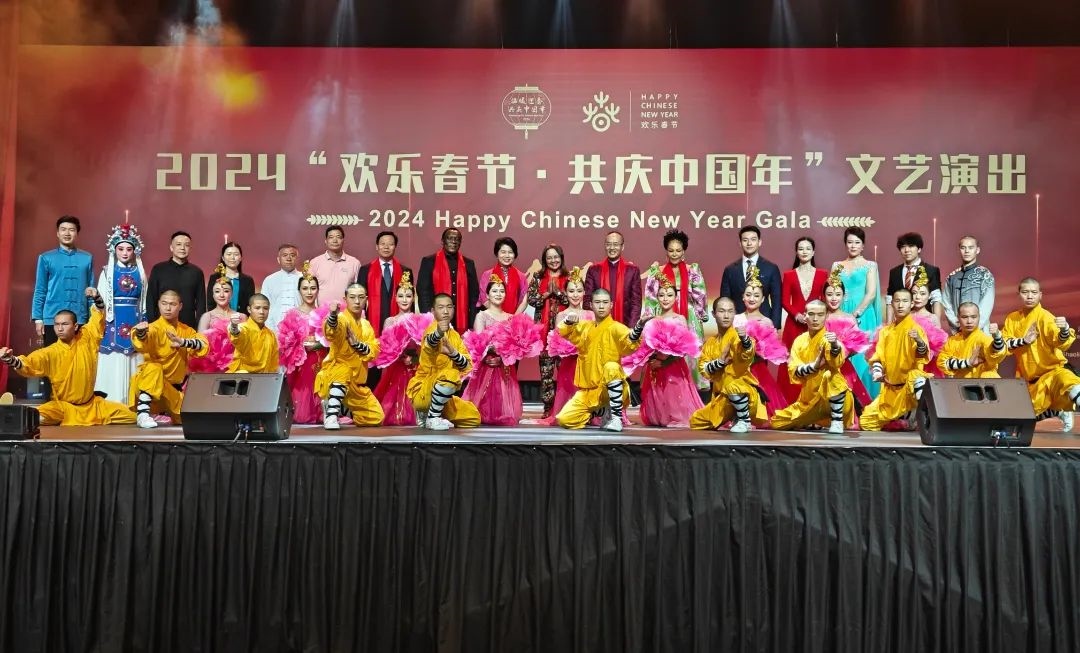 全體嘉賓和演員合影。中國(guó)駐南非大使館供圖