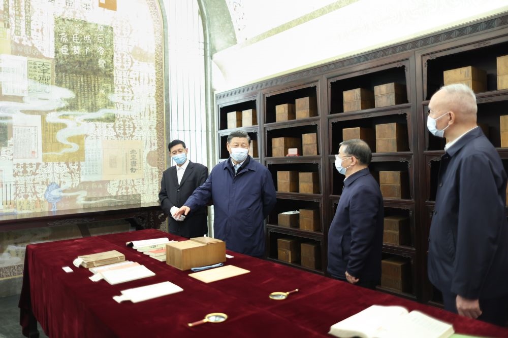 2023年6月1日下午，習近平在位于北京的中國國家版本館考察時，在蘭臺洞庫了解館藏精品版本保存情況。新華社記者 鞠鵬 攝