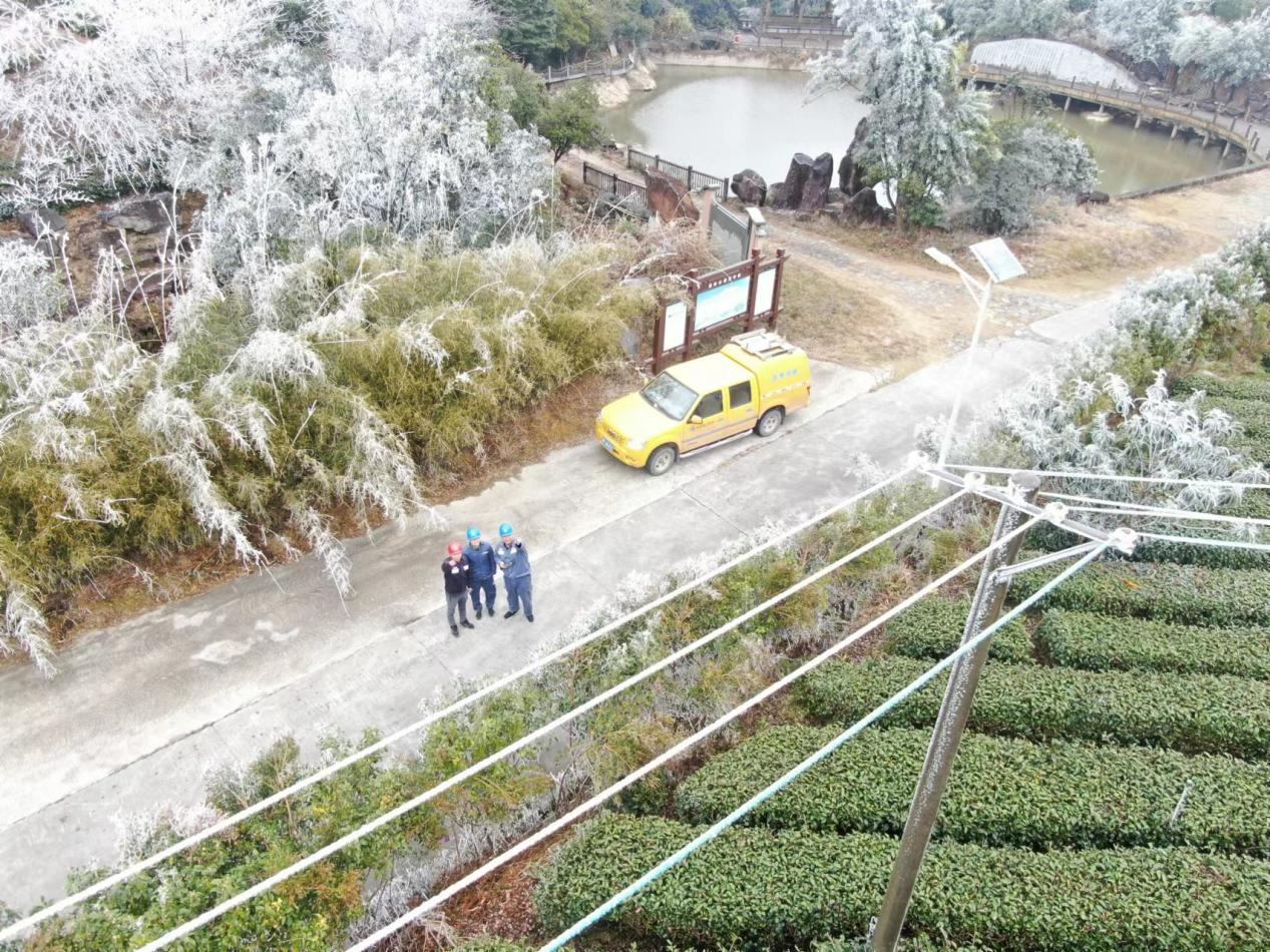 南方電網廣東梅州豐順供電局工作人員對重點線路設備進行特巡特維。徐會芳攝