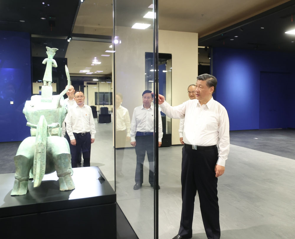 2023年7月26日下午，習近平在位于四川省德陽市廣漢市的三星堆博物館新館參觀。新華社記者 鞠鵬 攝