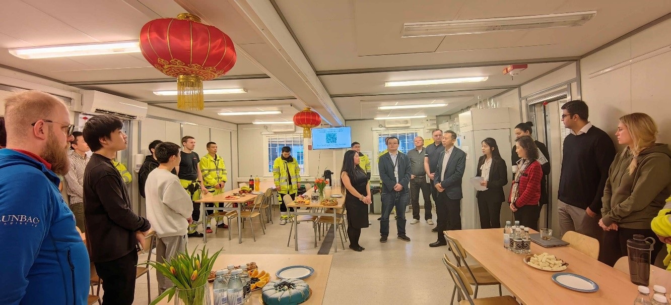 中國(guó)駐瑞典大使崔愛民走訪中鐵隧道局集團(tuán)瑞典工程公司。中國(guó)駐瑞典大使館供圖