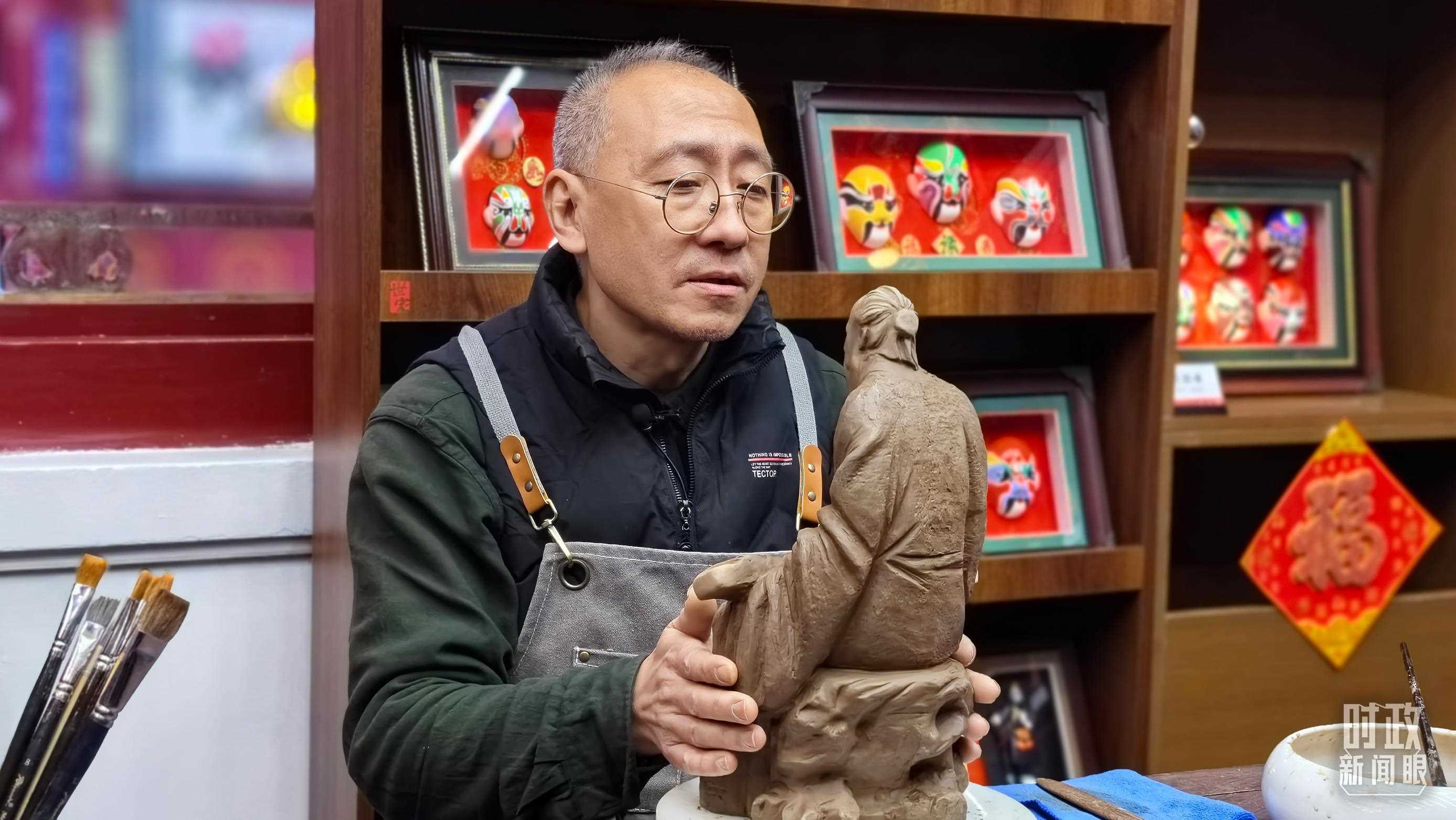 △“泥人張”的匠人正在雕塑。（總臺(tái)央視記者潘毅拍攝）