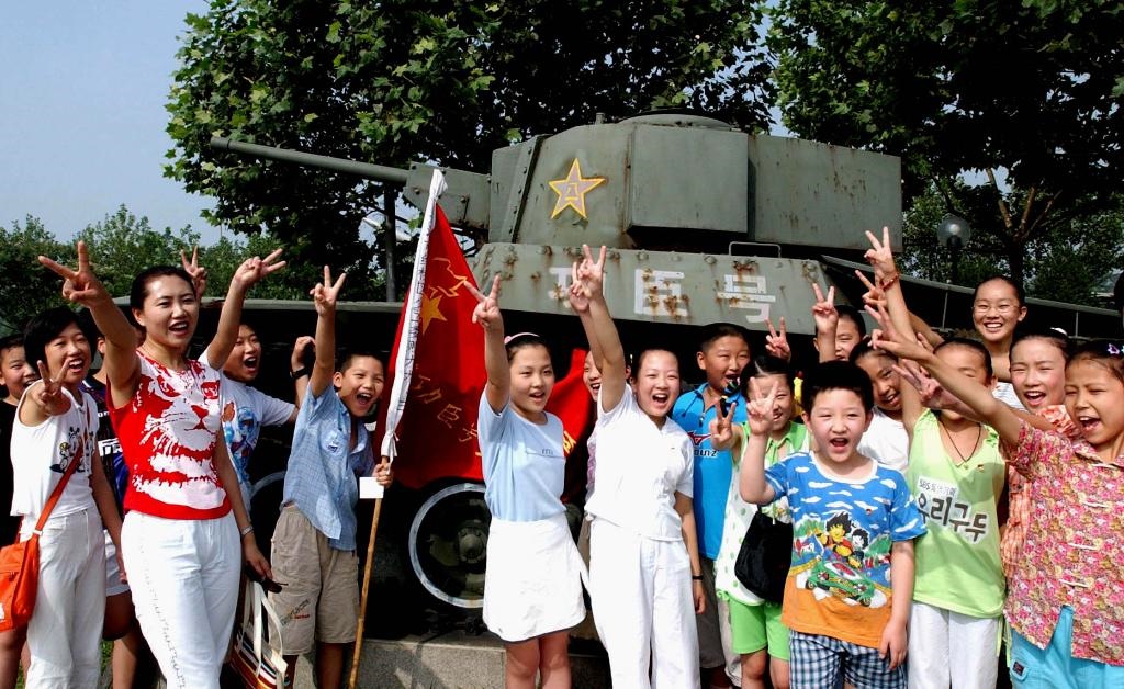 2003年7月31日，天津市紅橋區(qū)躍進里小學(xué)少先隊員來到平津戰(zhàn)役紀念館“功臣號坦克”前，開展以“揚軍威做革命接班人”為主題的隊日活動。“八一”建軍節(jié)前夕，天津市在少先隊員中廣泛開展“仰望革命英烈頌我軍威”等紀念活動。