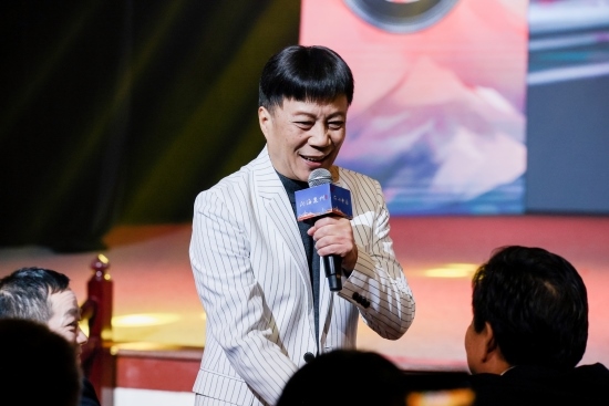 “何以中國·向海泉州”網(wǎng)絡(luò)主題活動現(xiàn)場，陳百潭演出時與觀眾互動。泉州廣播電視臺供圖