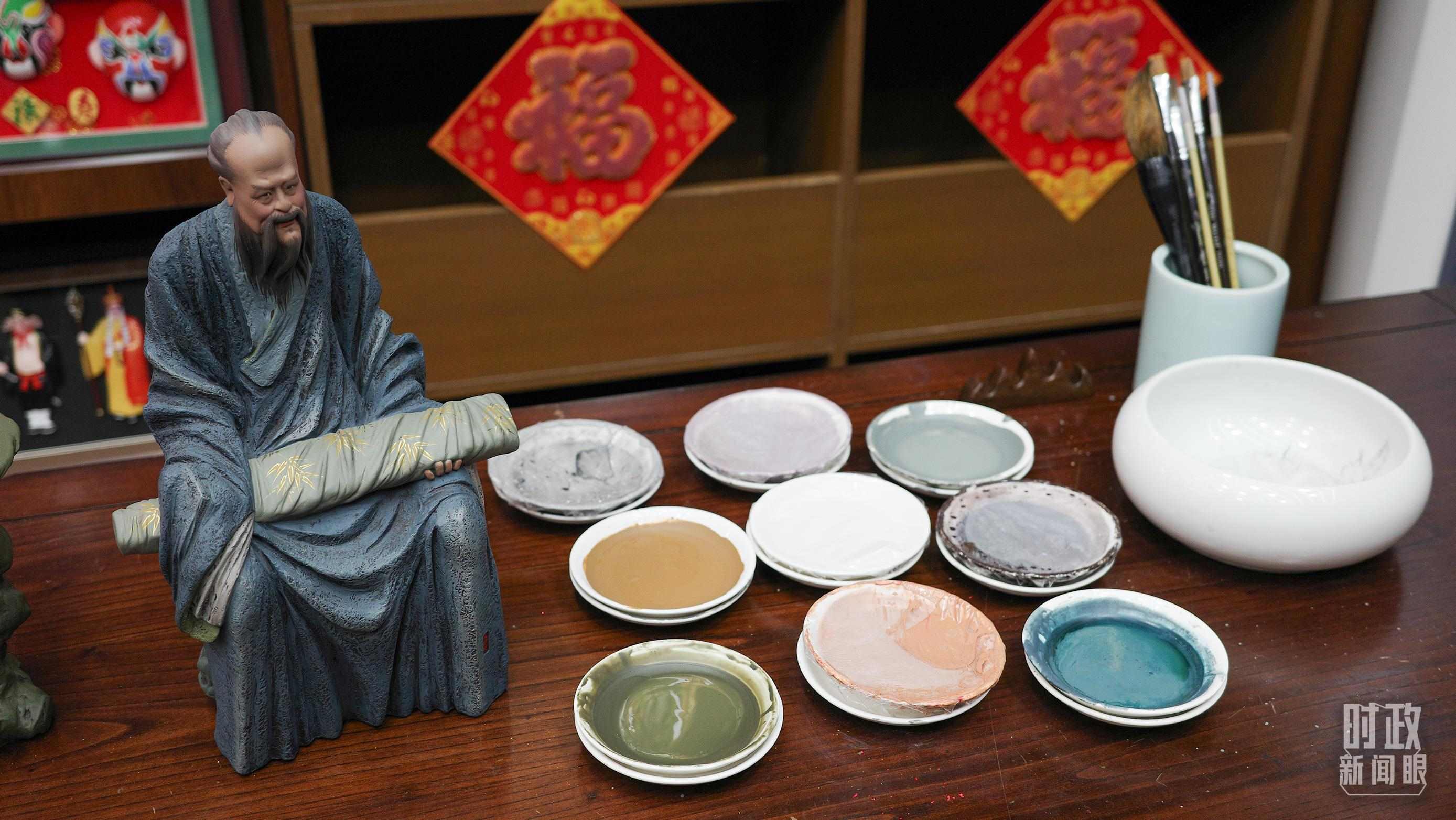 △天津古文化街，泥人張店鋪的上色顏料展示。（總臺央視記者覃思拍攝）