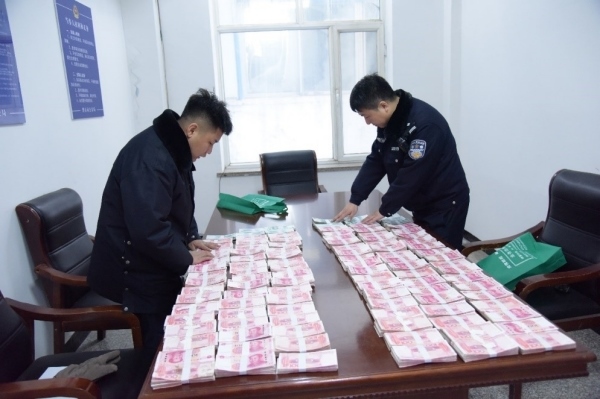 民警清點(diǎn)涉案資金。磐石市公安局供圖