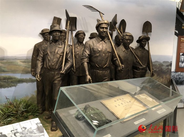 紀(jì)念園中展覽的筑路場(chǎng)景 。人民網(wǎng)記者 黃培昭攝