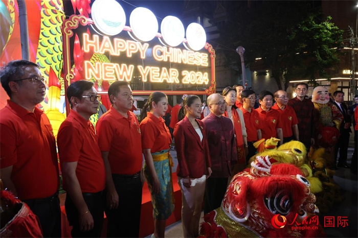 中泰嘉賓在曼谷唐人街耀華力路合影。 人民網(wǎng)記者 張矜若攝