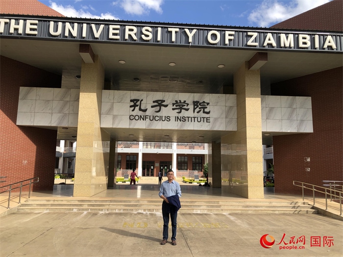 贊大孔院中方院長(zhǎng)樊國(guó)平在孔院大門(mén)前 人民網(wǎng)記者 黃培昭攝
