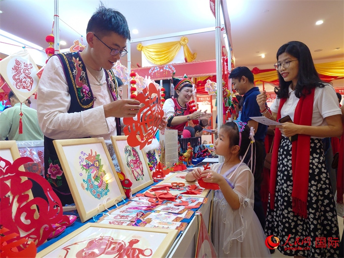 活動(dòng)現(xiàn)場(chǎng)的剪紙展示。人民網(wǎng)記者 謝佳君攝