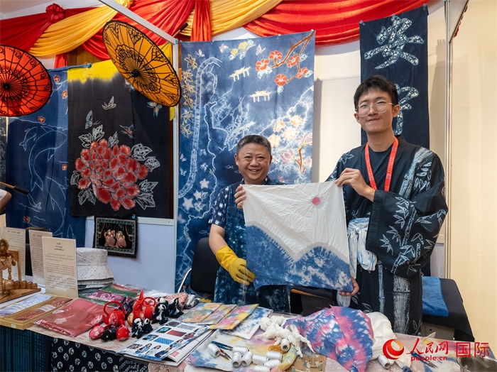 活動(dòng)現(xiàn)場(chǎng)的扎染展示。人民網(wǎng)記者 謝佳君攝