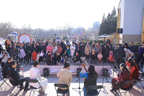 中國(guó)音樂學(xué)院“國(guó)樂快閃”演出。學(xué)校供圖